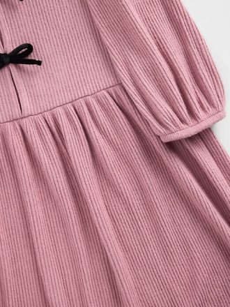 Vestido infantil com laço frontal canelado Softspun Vestido infantil com laço frontal canelado Softspun