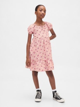 Vestido infantil com mangas bufantes e camadas