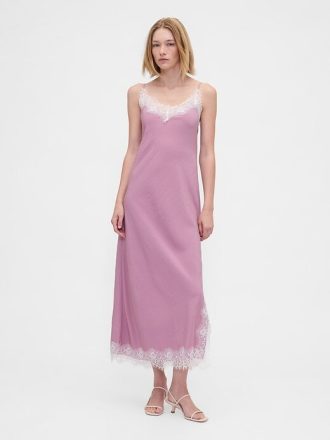 Vestido longo com acabamento em renda