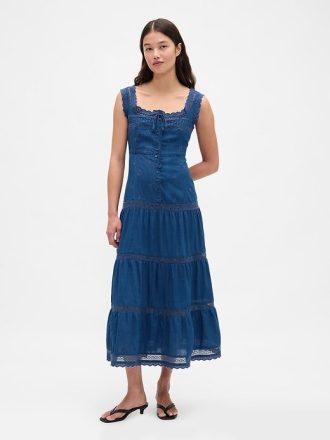 Vestido longo com camadas e acabamento em renda