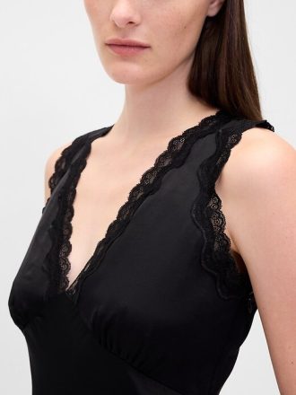 Vestido longo de cetim com decote em V e acabamento em renda