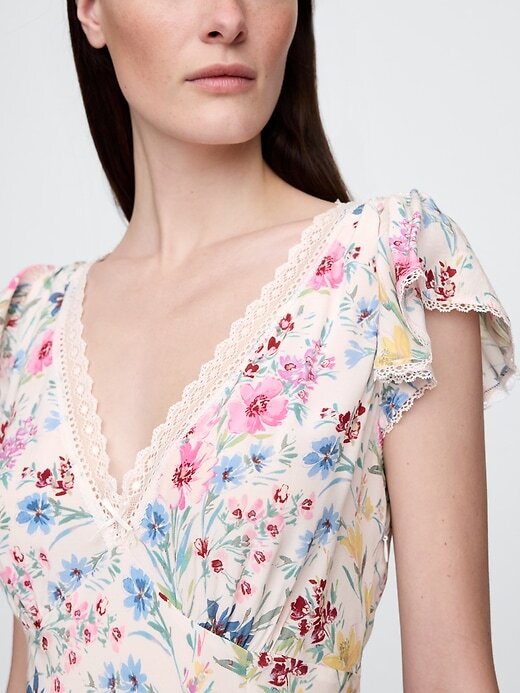 Vestido longo de crepe com decote em V e acabamento em renda Vestido longo de crepe com decote em V e acabamento em renda