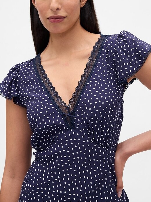 Vestido longo de crepe com decote em V e acabamento em renda Vestido longo de crepe com decote em V e acabamento em renda