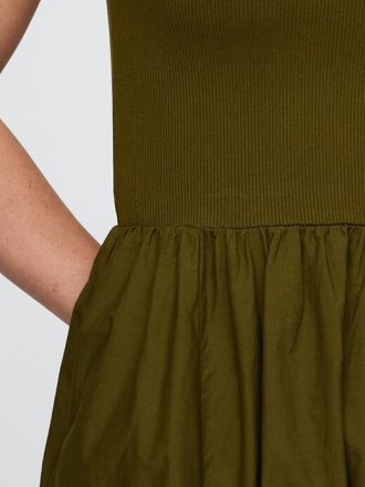 Vestido midi com bainha de lenço e técnica mista