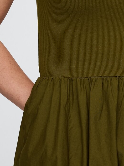 Vestido midi com bainha de lenço e técnica mista Vestido midi com bainha de lenço e técnica mista