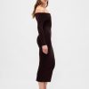 Vestido suéter midi com ombros à mostra e elástico CashSoft